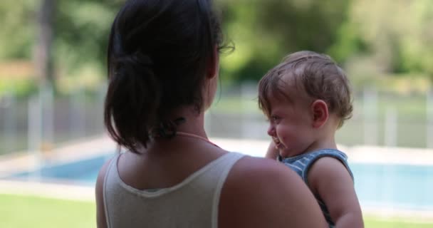Candid Μητέρα Κρατώντας Μωρό Έξω Μαμά Ηρεμώντας Και Παρηγορώντας Βρέφος — Αρχείο Βίντεο