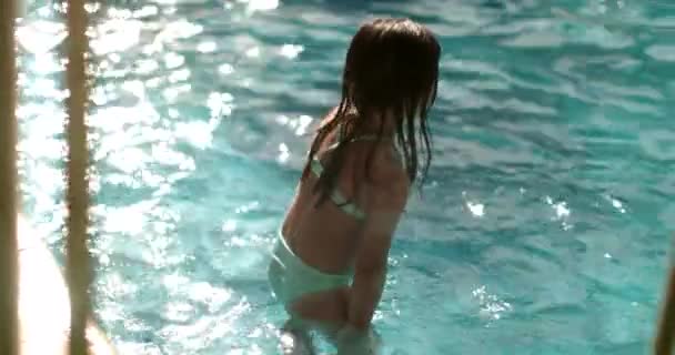 Terug Van Het Kleine Meisje Kind Bij Het Zwembad Overwinnen — Stockvideo