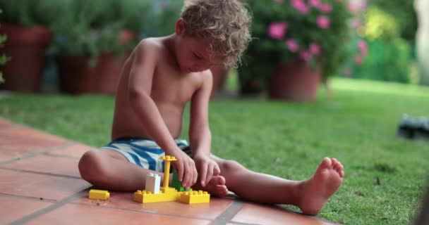 Çocuklar Dışarıda Blok Parçalarıyla Oynuyorlar — Stok video