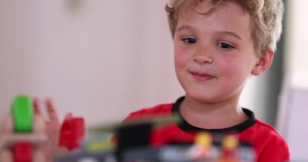 Candid Μικρό Παιδί Παίζει Στο Σπίτι Παιχνίδια — Αρχείο Βίντεο