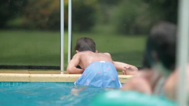 Sollevamento Bambini Dalla Piscina Ragazzo Che Tiene Piscina — Video Stock