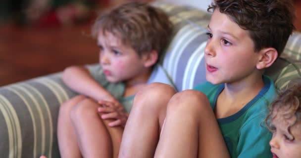 Kinderen Kijken Nachts Bank — Stockvideo