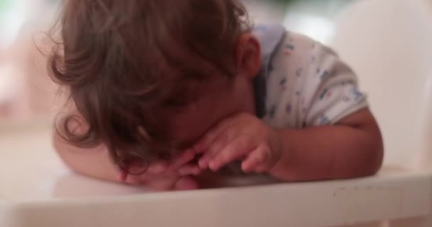 Sömnig Trött Baby Spädbarn Gnugga Ögat Med Handen Vill Sova — Stockvideo