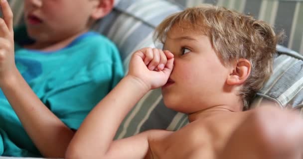 Kleinkind Bruder Beobachtet Geschwisterspiel Auf Tablet — Stockvideo