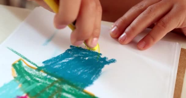 Mãos Criança Desenhando Papel Com Lápis Cor Closeup Mão Criança — Vídeo de Stock