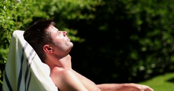 Yakışıklı Adam Güneşleniyor Dinleniyor — Stok video