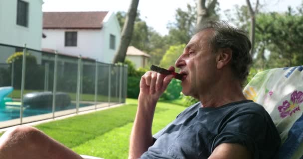老年人在外面抽烟 享受退休生活 — 图库视频影像