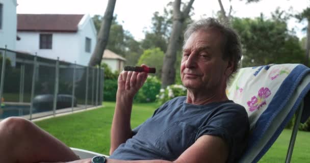 有识之士喜欢在后院抽雪茄 — 图库视频影像