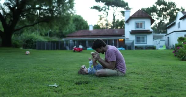 Otec Spojení Malým Synem Rezidenční Domácí Zahradě — Stock video