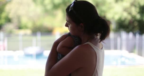 Szczera Matka Trzymająca Pocieszająca Dziecko Świeżym Powietrzu Mama Opiekuńczy Uspokajający — Wideo stockowe
