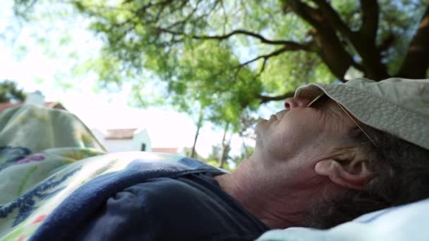 Senior Man Resting Tree Older Retired Man Asleep Outdoors — Αρχείο Βίντεο
