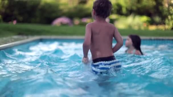 Gelukkig Kind Bij Het Zwembad Springen Neer Gevoel Vreugde — Stockvideo