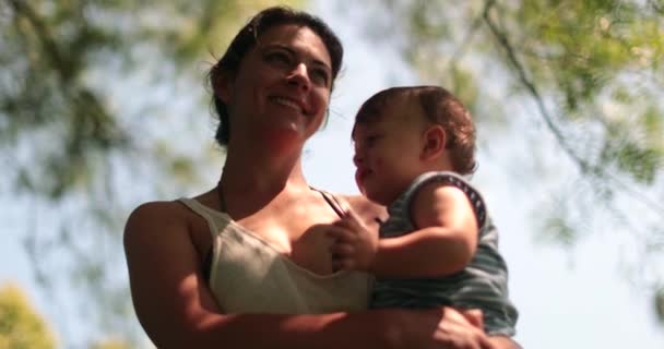 Matka Trzymająca Dziecko Pod Drzewem Uśmiechnięta Szczęśliwa Mama Maluszkiem Naturze — Wideo stockowe