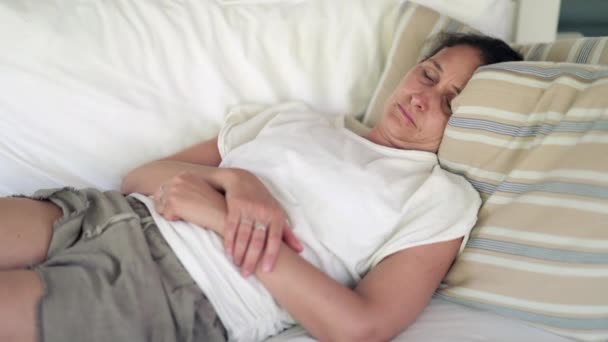 Uma Mulher Dormir Sofá Pessoa Que Descansa Durante Sono Tarde — Vídeo de Stock