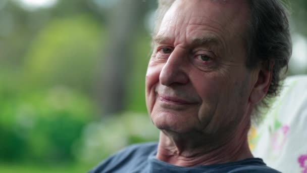 Ein Älterer Mann Lächelt Seniorengesicht Mit 70Er Jahre Lächeln — Stockvideo