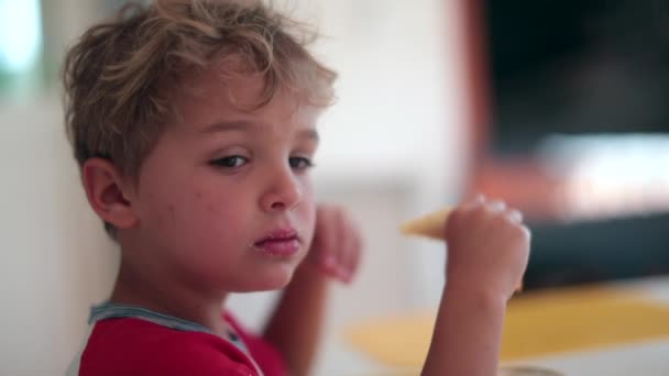 Poranna Twarz Dziecka Jedząca Śniadanie Szczery Autentyczne Dziecko Chłopiec Portret — Wideo stockowe