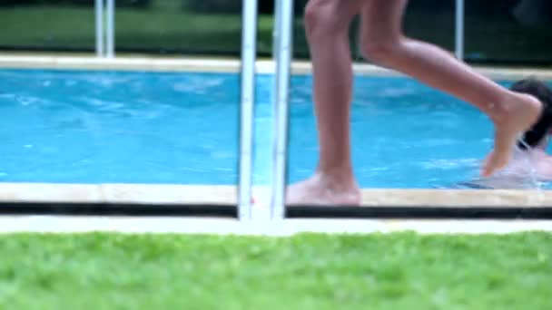跳进游泳池的孩子向朋友泼洒水 — 图库视频影像