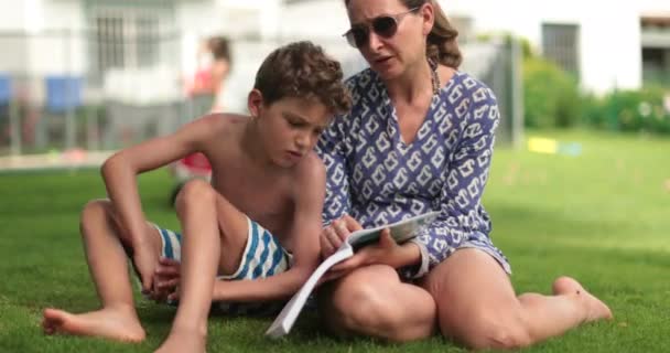 Mutter Unterrichtet Sohn Bei Hausaufgaben Eltern Bringen Kind Lesen Bei — Stockvideo