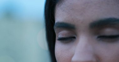 Genç, güzel, siyah Afrikalı kadın meditasyonda gözlerini kapatıyor.