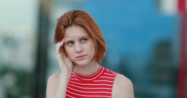 Genç bayan baş ağrısı ve yorgunluk hissediyor.