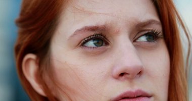 Genç kadın yüz bir şey hakkında endişeli düşünme