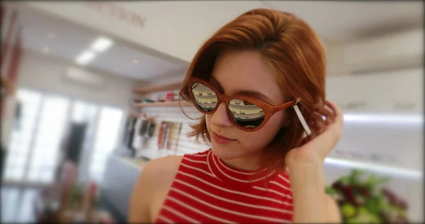 Mujer Comprando Gafas Sol Mirando Espejo — Foto de Stock