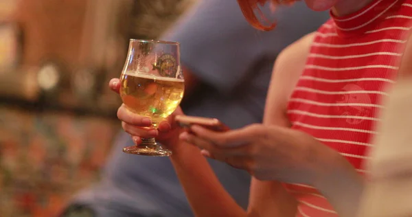 Mãos Mulher Segurando Celular Bebida Sincero Casual — Fotografia de Stock