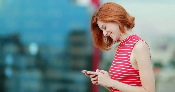 Jovem Mulher Digitando Dispositivo Celular Fora Sorrindo Sentindo Feliz — Fotografia de Stock