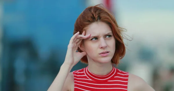 Giovane Donna Che Pensa Profondamente Cerca Soluzioni Sforzo Mentale — Foto Stock