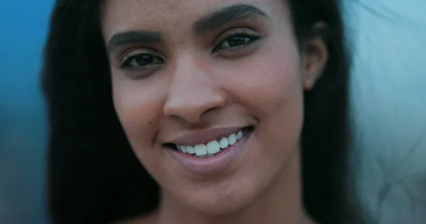 Joven Mujer Africana Negra Retrato Fuera Sonriendo Cámara — Foto de Stock