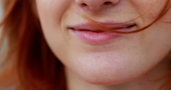 Jonge Vrouwelijke Lippen Glimlachend Close Van Gember Meisje Lippen Kraken — Stockfoto