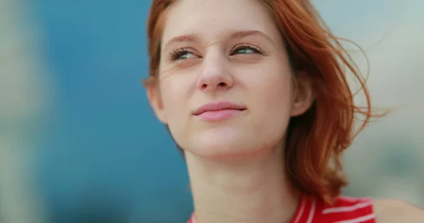 Jovem Mulher Sentindo Vento Soprando — Fotografia de Stock