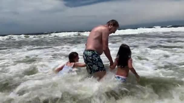 Grand Père Avec Des Petits Enfants Plage Jouant Avec Les — Video