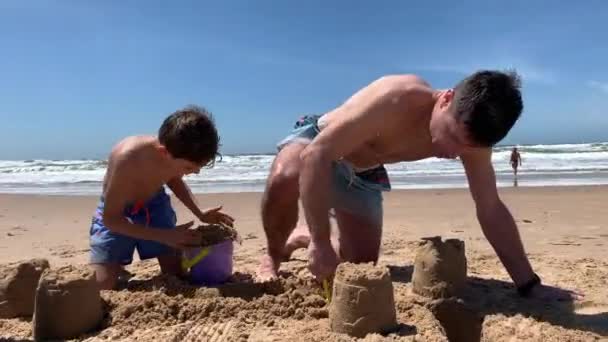 Πατέρας Και Γιος Στιγμή Στην Παραλία Κτίριο Sandcastle — Αρχείο Βίντεο
