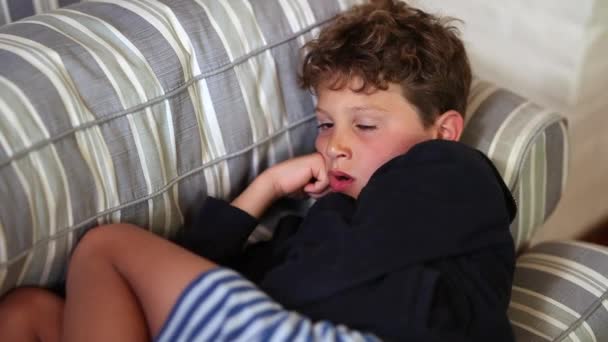 Menino Sonolento Bocejando Enquanto Estava Deitado Sofá Noite Assistindo Filme — Vídeo de Stock