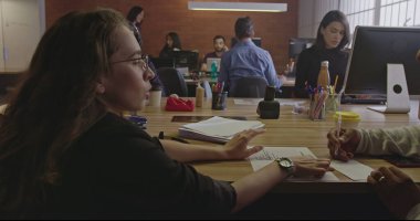 Geceleri ofiste çalışan bir grup genç işçi. Akşamları iş yerinde, çalışma ortamında çalışanlar. Bilgisayarların önündeki iş adamları grafikleri ve belgeleri paylaşıyorlar. İletişim kuran meslektaşların başarılı takım çalışması