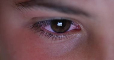 Çocuk gözü ekranda, kırmızı göz.