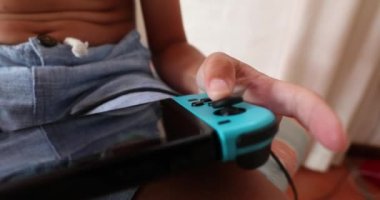 Çocuk online turnuva oyunu oynuyor, bağımlı çocuk video oyunu tarafından özümseniyor