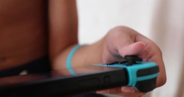 Çocuk online turnuva oynuyor, çocuk oyun kumandası tutuyor