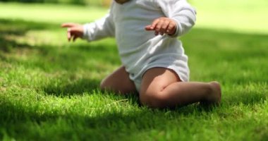 Evinin bahçesinde tatlı bir bebek bebek var.