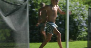 Çocuklar yüzme havuzunda eğleniyor. Çocuklar yaz günü havuza giriyor.