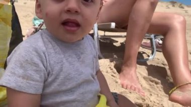 Bebek elinde kürekle sahilde yürüyordu.