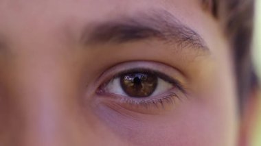 Gözünü kapatan çocuk. Makro yakın plan çocuk gözleri kameraya bakıyor.