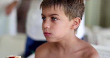 Mutlu çocuk sosisli yiyor. Yakışıklı çocuk abur cubur yiyor.