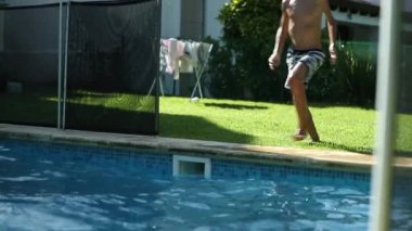 Çocuk koşuyor ve havuz suyuna sıçrıyor.