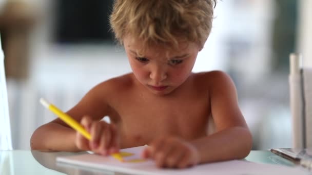 Skoncentrowany Chłopiec Rysujący Papierze Artystyczne Kreatywne Dziecko Skupione — Wideo stockowe