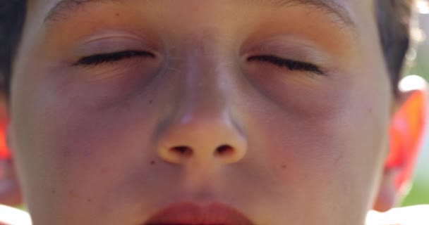 Молодий Хлопчик Глибоко Вдихнув Медитацію Дитина Відкриває Очі Крупним Планом — стокове відео