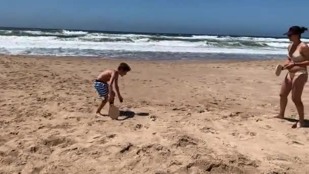 妈妈和孩子在海滩玩划桨球 — 图库视频影像