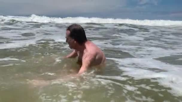 Senior Man Bathing Beach Shore Older Man 70S Sea Water — Video Stock