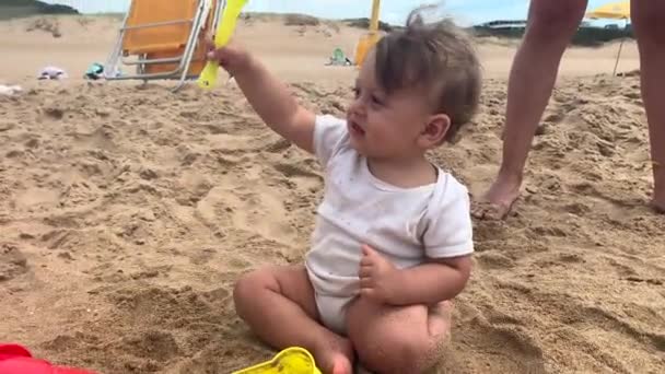 Bébé Bébé Plage Jouant Avec Sable Pelle — Video